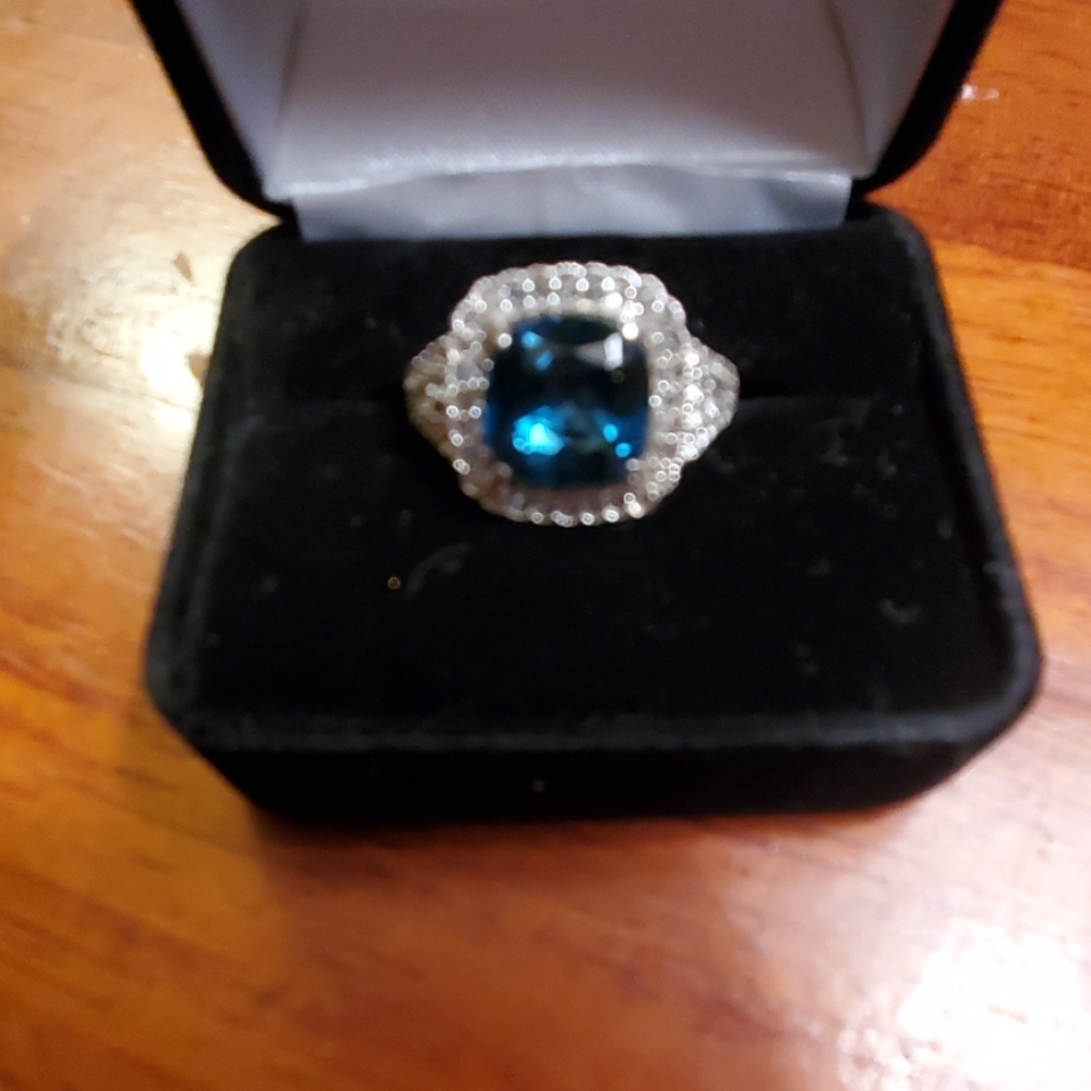Sofia Vergara by kay size 8 emerald ring